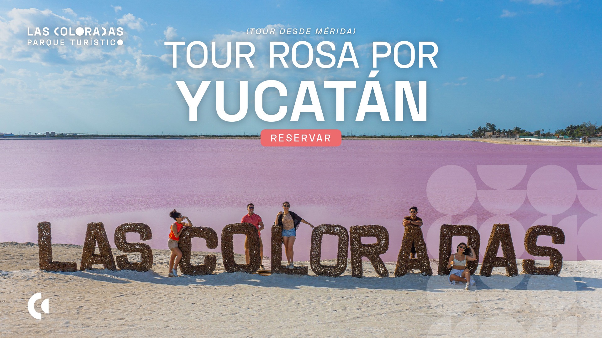 Visitantes en las letras "Las Coloradas" al fondo laguna rosa del parque Turistico